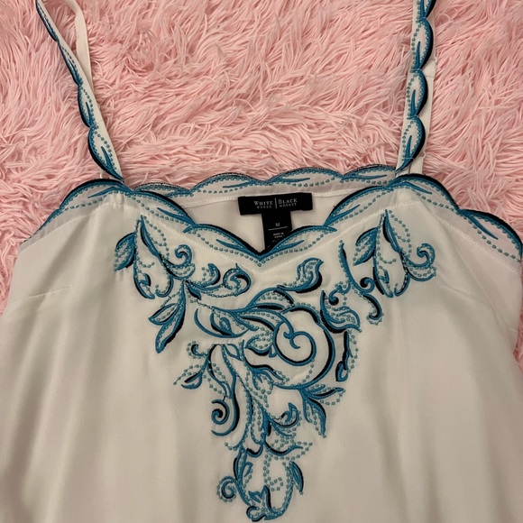 WHITE HOUSE BLACK MARKET White with Turquoise Embroidered Flowers Top - Picture 10 of 10